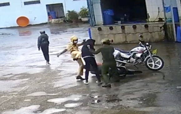 1 Cam Mu Bao Hiem Danh Vao Dau Hoc Sinh Canh Sat Bi Xu Ly Nhu The Nao