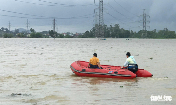 1 Hai Vo Chong Kham Benh Ve Bi Nuoc Cuon Ra Di De Lai 3 Con Tho