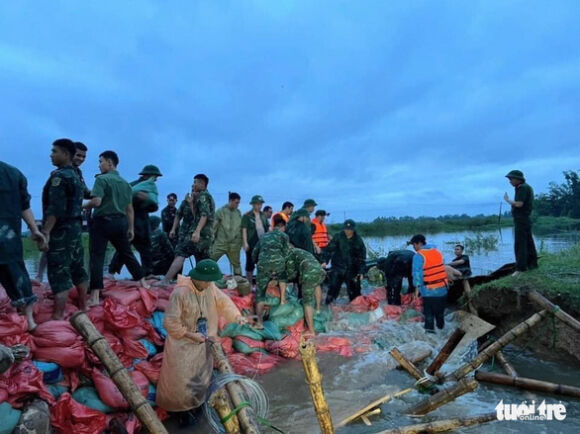 2 Hai Vo Chong Kham Benh Ve Bi Nuoc Cuon Ra Di De Lai 3 Con Tho