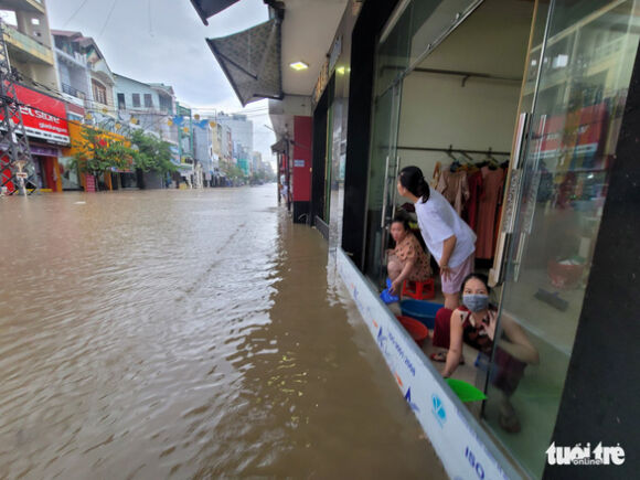 5 Mua Chi Hon 1 Gio Nhung Trung Tam Tp Kon Tum Ngap Sau