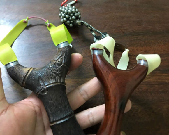 1 Mau Thuan Chuyen Do Rac Hai Nguoi Dan Ong Dung Sung Cao Su Ban Nhau Gay Thuong Tich