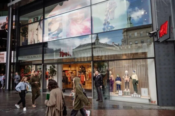 1 Nguoi Chau Au San Lung Chan Dien De Giu Am