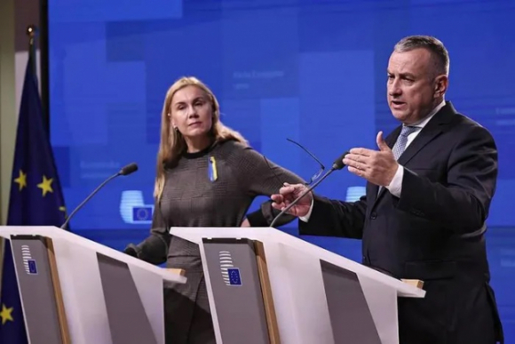 2 Nguoi Chau Au San Lung Chan Dien De Giu Am