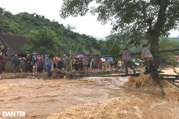 2 Tro Ve Nha Sau Lu Nguoi Dan Gat Nuoc Mat Cao Bun Dat Tim Tai San