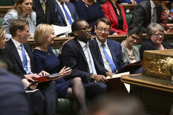 3 Dong Thai Khien Ca Thi Truong Hoang Loan