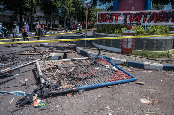 1 Canh Sat Indonesia Xin Loi Vu Bao Loan San Co Tai Nuoc Nay