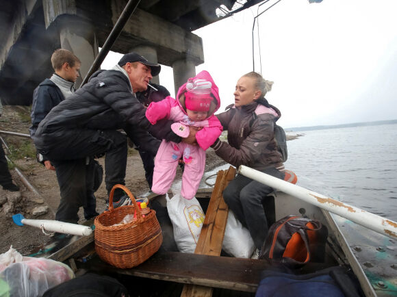 1 Cau Gay Nguoi Dan Ukraine Non Nao Ngoi Thuyen Vuot Ho Ve Que Sau Khi Nga Rut Quan