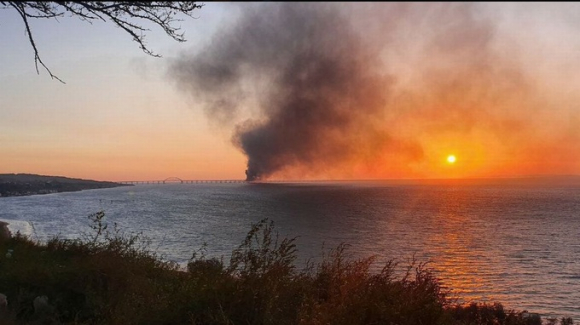 1 Chay Lon Tren Cau Crimea Noi Voi Luc Dia Nga