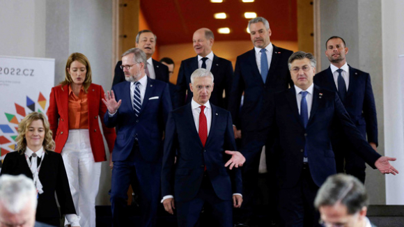 2 Chau Au Giua Bong Ma Gia Khi Dot