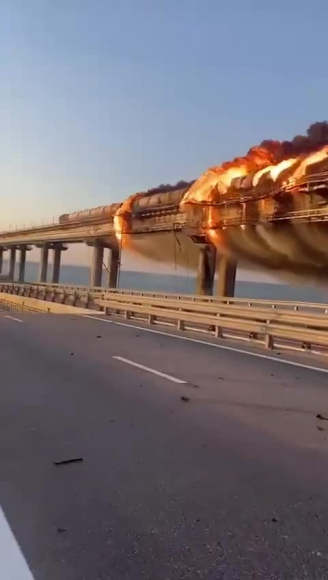 2 Khoanh Khac Xe Tai Nghi Co Bom Phat No Du Doi Tren Cau Crimea
