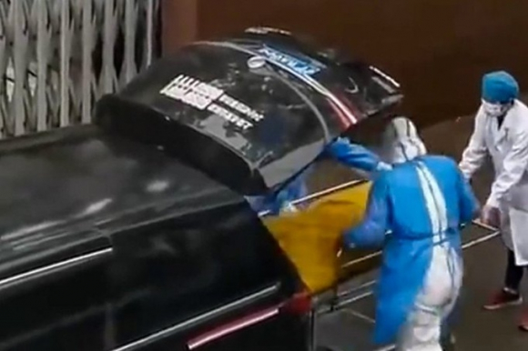 2 Nguoi Dan Ong Con Song Nhung Bi Dua Nham Vao Nha Xac O Australia