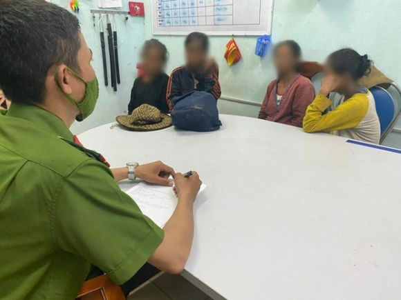 1 4 Phu Nu Di An Xin Bi Nghi Oan Bat Coc Tre Em O Hue