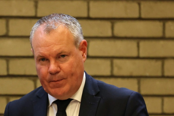 1 Bo Truong Anh Bi Sa Thai Vi Cham Dui Nam Thanh Nien Trong Quan Bar