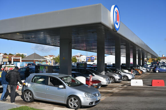 1 Cong Nhan Dinh Cong Nhieu Tram Xang O Phap Treo Bang Het Hang