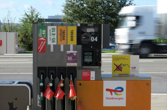 2 Cong Nhan Dinh Cong Nhieu Tram Xang O Phap Treo Bang Het Hang