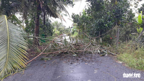 2 Hon 40m Duong Do Sup Xuong Song Hang Tram Ho Dan Mat Duong Di