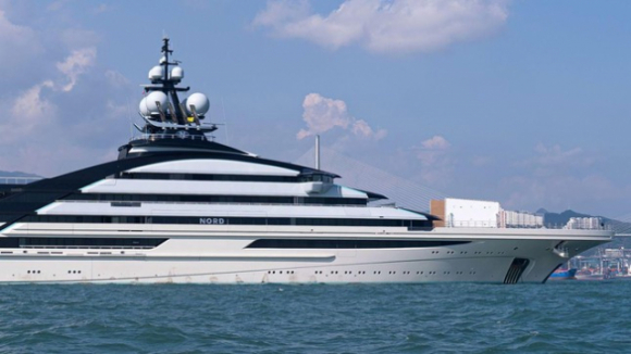 2 Sieu Du Thuyen Cua Ty Phu Nga Bi Trung Phat Xuat Hien Bi An O Hong Kong