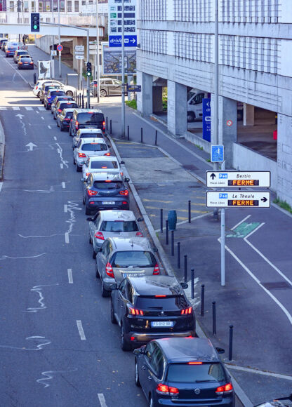 3 Cong Nhan Dinh Cong Nhieu Tram Xang O Phap Treo Bang Het Hang