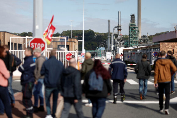 4 Cong Nhan Dinh Cong Nhieu Tram Xang O Phap Treo Bang Het Hang