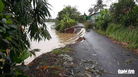 4 Hon 40m Duong Do Sup Xuong Song Hang Tram Ho Dan Mat Duong Di