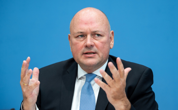 1 Quan Chuc An Ninh Mang Duc Bi Nghi Quan He Voi Tinh Bao Nga