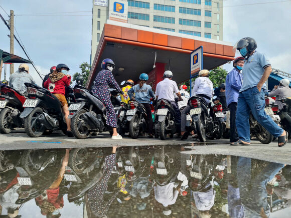 10 Nguoi Dan Tphcm Buoc Sang Ngay Thu Ba Lien Tiep Vat Va Mua Xang