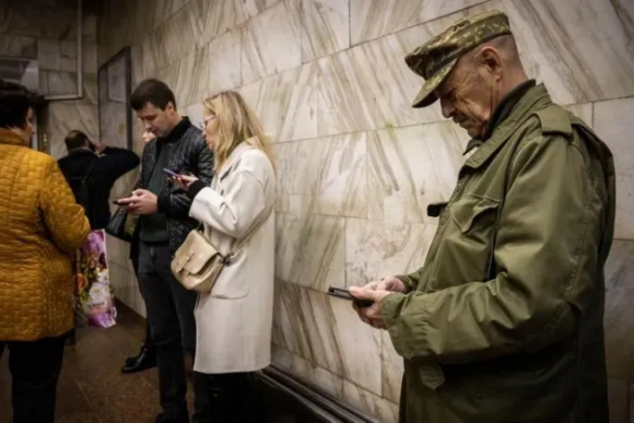 1 Coi Bao Dong Khong Kich Lai Vang Len Tren Khap Ukraine