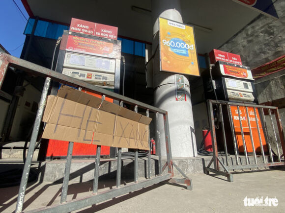 1 Nguoi Dan Ha Noi Cung Met Moi Xep Hang Cho Do Xang