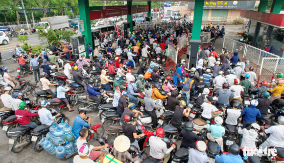 1 Nguoi Dan Tphcm Buoc Sang Ngay Thu Ba Lien Tiep Vat Va Mua Xang