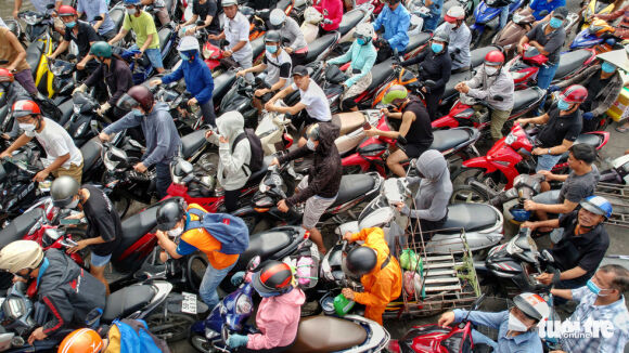 2 Nguoi Dan Tphcm Buoc Sang Ngay Thu Ba Lien Tiep Vat Va Mua Xang