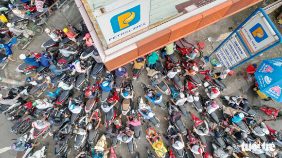 3 Nguoi Dan Tphcm Buoc Sang Ngay Thu Ba Lien Tiep Vat Va Mua Xang