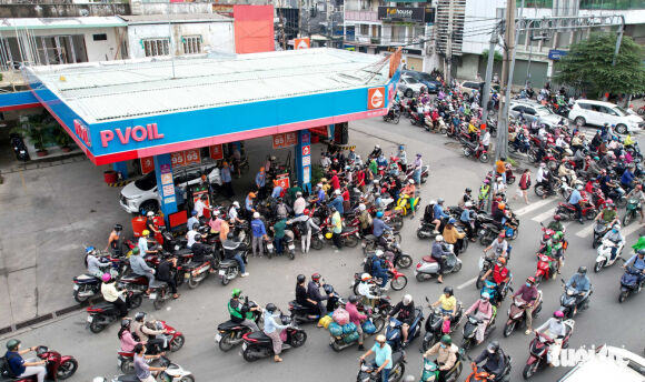 4 Nguoi Dan Tphcm Buoc Sang Ngay Thu Ba Lien Tiep Vat Va Mua Xang