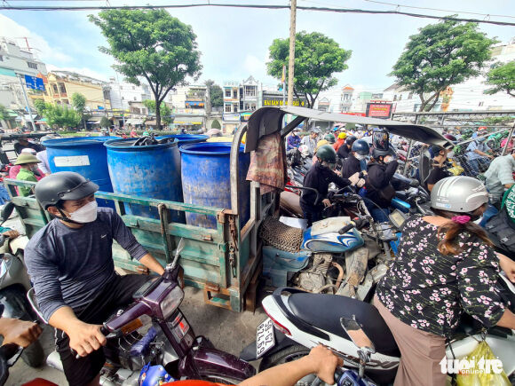 5 Nguoi Dan Tphcm Buoc Sang Ngay Thu Ba Lien Tiep Vat Va Mua Xang