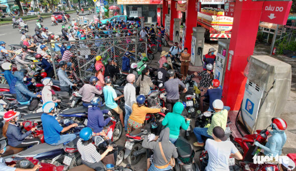 6 Nguoi Dan Tphcm Buoc Sang Ngay Thu Ba Lien Tiep Vat Va Mua Xang