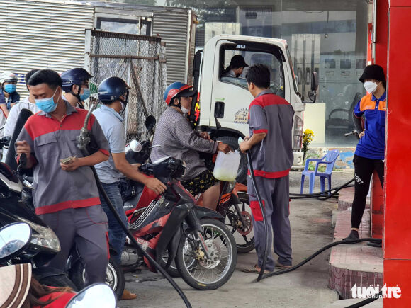 7 Nguoi Dan Tphcm Buoc Sang Ngay Thu Ba Lien Tiep Vat Va Mua Xang