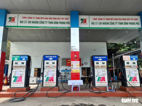 8 Nguoi Dan Tphcm Buoc Sang Ngay Thu Ba Lien Tiep Vat Va Mua Xang