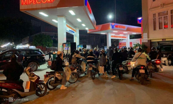 1 Nhieu Nguoi Ha Noi Do Di Mua Trong Dem Vi So Thieu Xang Dau