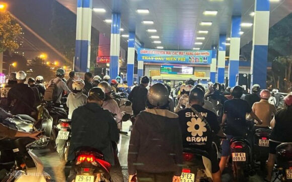 2 Nhieu Nguoi Ha Noi Do Di Mua Trong Dem Vi So Thieu Xang Dau