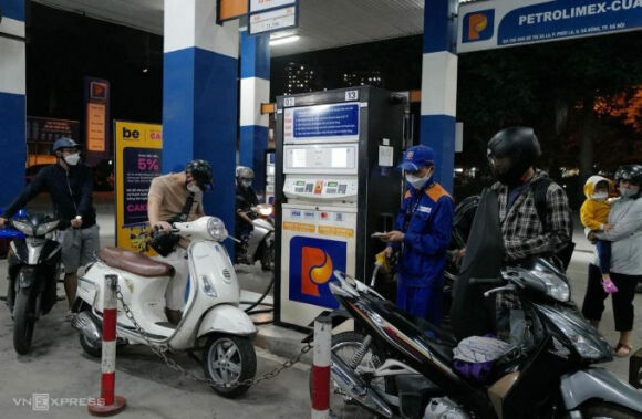 3 Nhieu Nguoi Ha Noi Do Di Mua Trong Dem Vi So Thieu Xang Dau