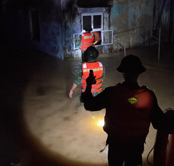 10 Xuyen Dem Cuu Nguoi Mac Ket Trong Bien Nuoc O Da Nang