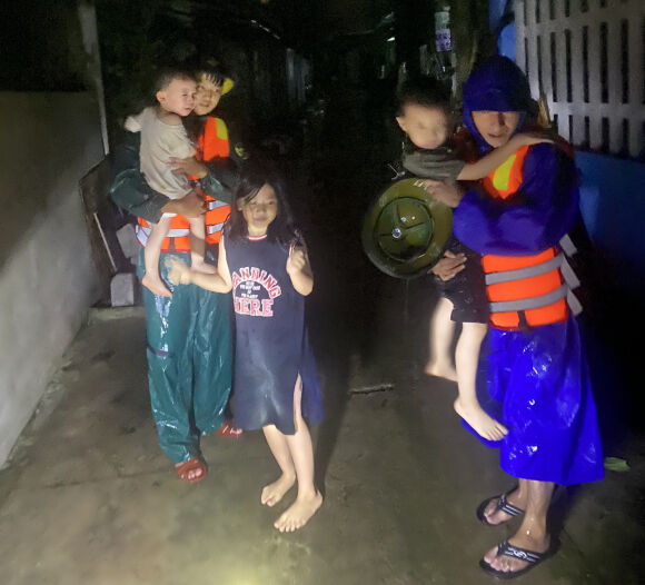 11 Xuyen Dem Cuu Nguoi Mac Ket Trong Bien Nuoc O Da Nang