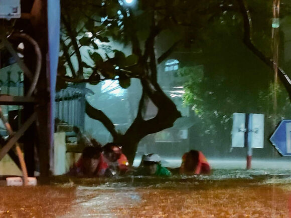 8 Xuyen Dem Cuu Nguoi Mac Ket Trong Bien Nuoc O Da Nang