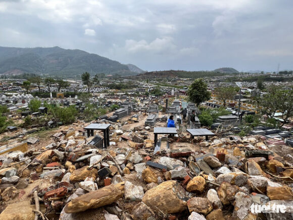 1 Lu Quet Cuon Troi Vui Lap Hang Tram Ngoi Mo O Nghia Trang Lon Nhat Da Nang