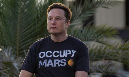 1 Quan Doi Dai Loan Tay Chay Xe Dien Tesla Cua Elon Musk