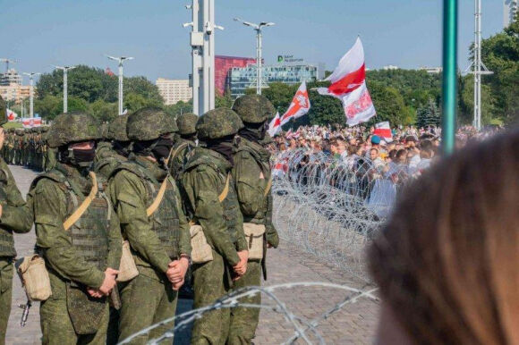 2 Nga Am Tham Nhan Vien Tro Vu Khi Va Dan Duoc Tu Quan Doi Belarus