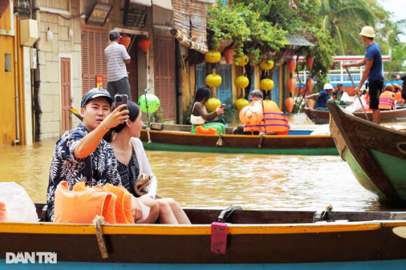 4 Kiem Tien Trieu Moi Ngay Nho Cho Khach Tham Quan Pho Co Mua Ngap Lut