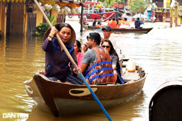 5 Kiem Tien Trieu Moi Ngay Nho Cho Khach Tham Quan Pho Co Mua Ngap Lut