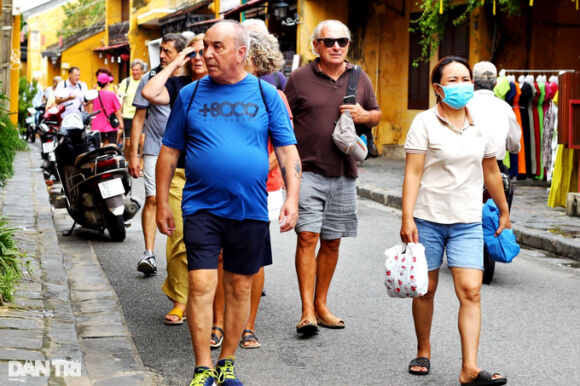 6 Kiem Tien Trieu Moi Ngay Nho Cho Khach Tham Quan Pho Co Mua Ngap Lut