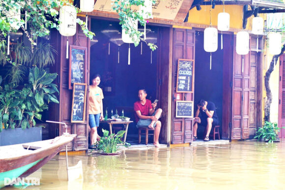 7 Kiem Tien Trieu Moi Ngay Nho Cho Khach Tham Quan Pho Co Mua Ngap Lut