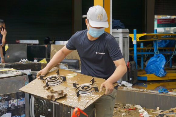 1 Cho Nhieu Nguoi Vao Tru Mua Ngap Mot Sieu Thi Dien May Bi Mat Trom 130 Dien Thoai